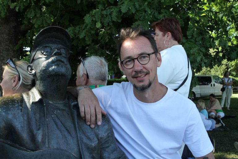 V.Kernagis su Beno skulptūra Nidoje prie marių / M.Patašiaus nuotr.