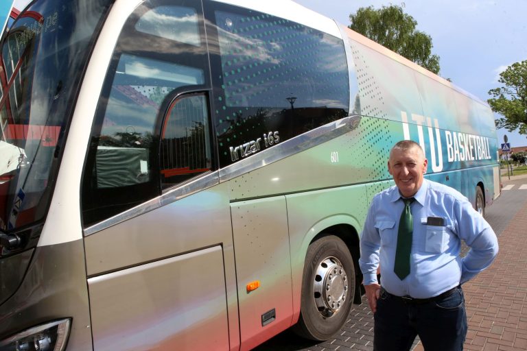 „Kautros“ autobuso vairuotojas V. Čepaitis neretai būna ir gidu / M. Patašiaus nuotr.