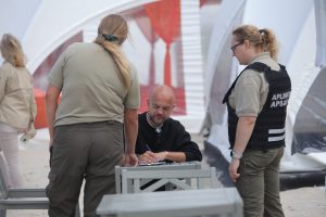 Patikrinimas festivalio „Ant bangos“  teritorijoje Nidoje /  Kas vyksta Neringoje nuotr.